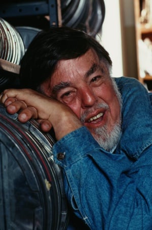 Alan Lomax posa junto a sus grabaciones en una fotografía de 1990