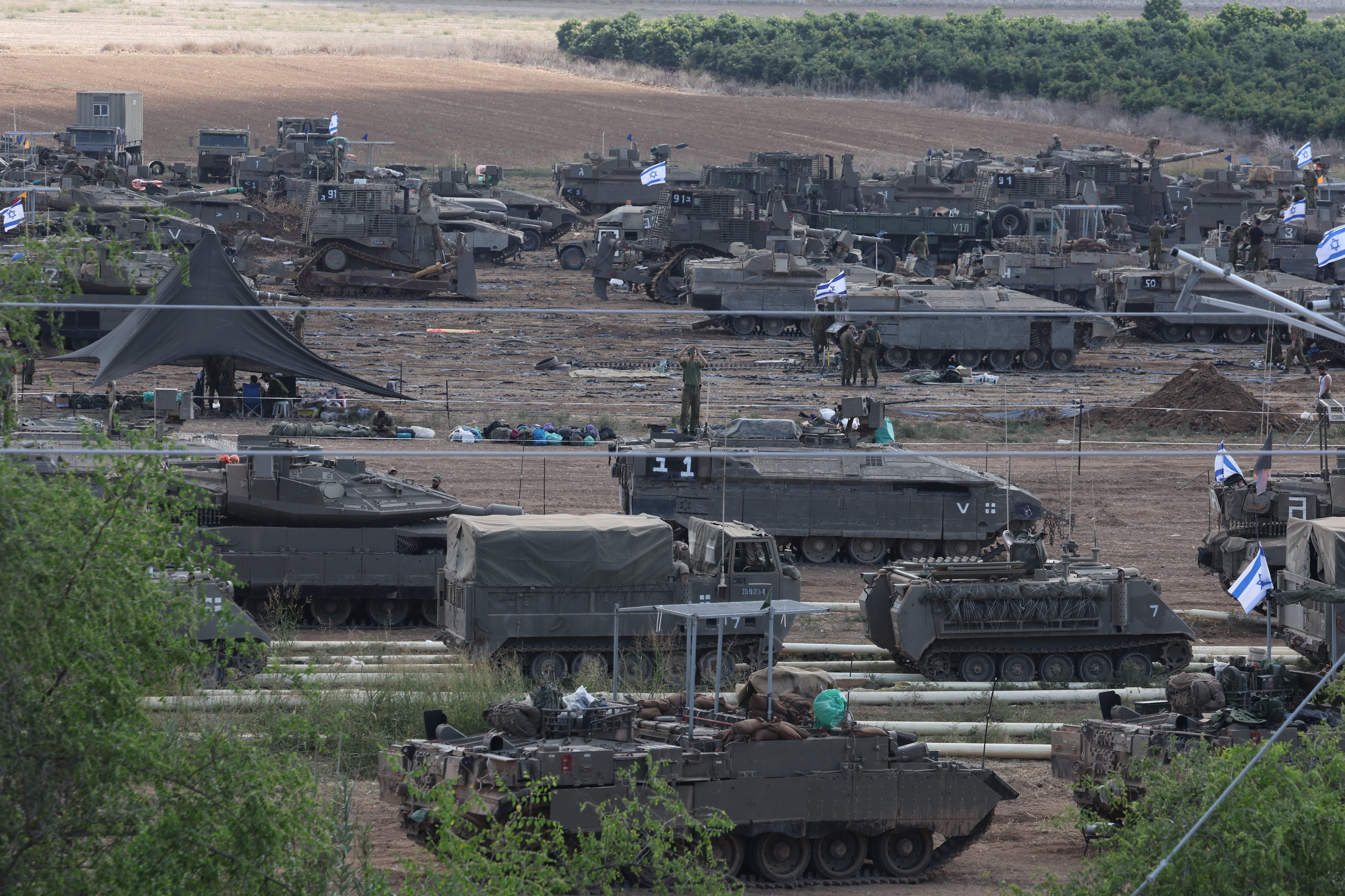 Soldados israelíes preparan una maniobra terrestre cerca de la frontera de Gaza