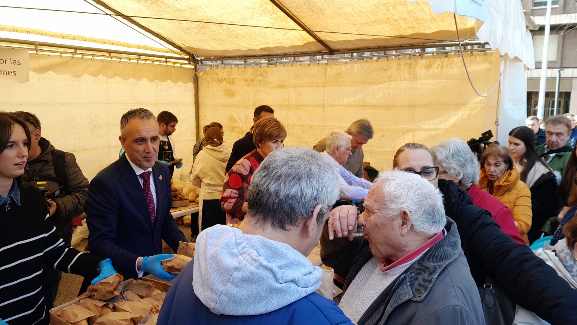 Autoridades repartiendo bocadillos en el Día del Chorizo