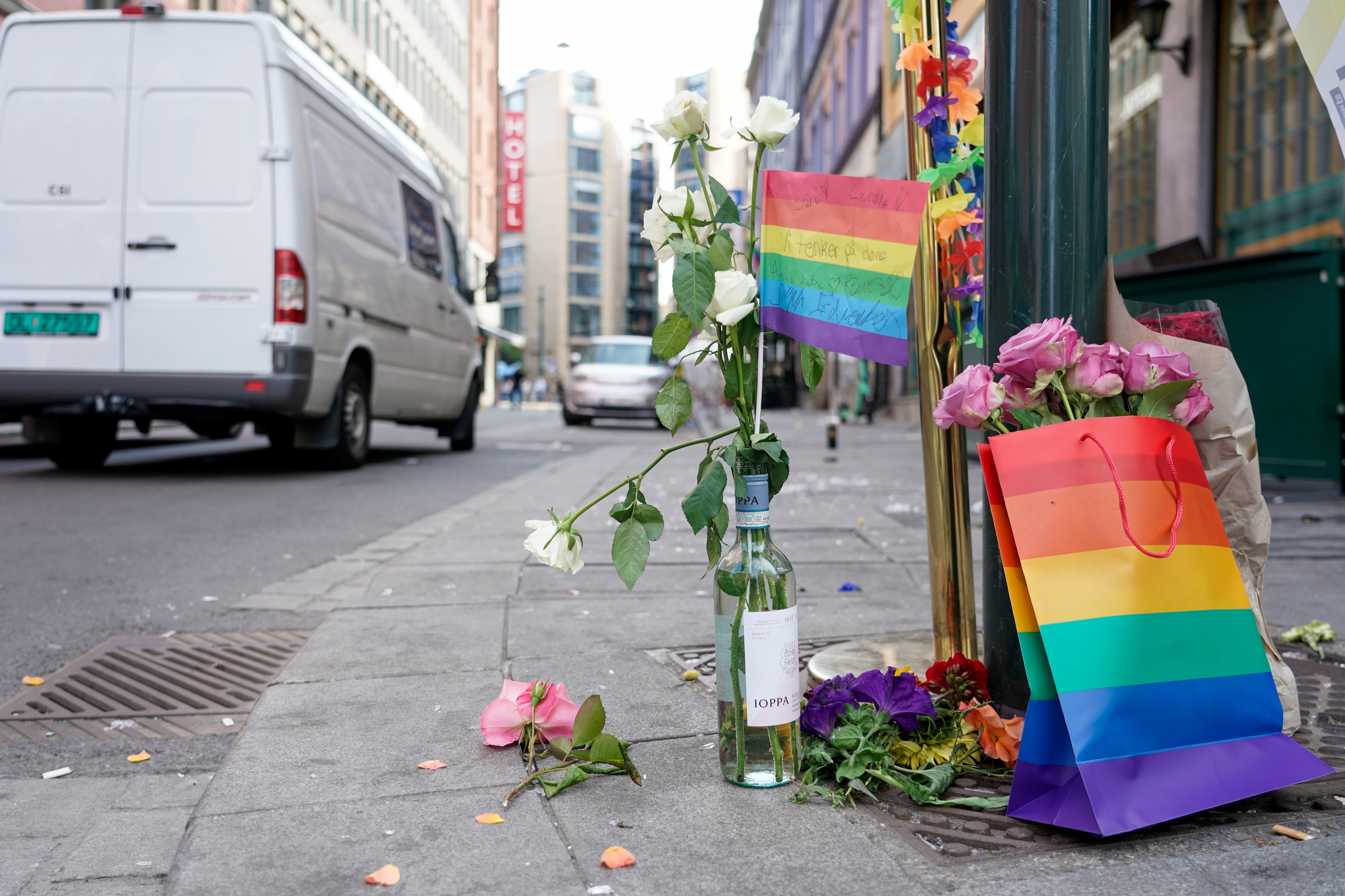 Reconocimiento a las víctimas asesinadas en un tiroteo en un pub de Oslo.