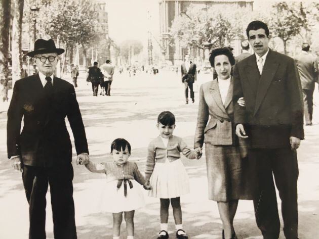 Blas Antón, a la derecha, junto a su mujer y sus dos hijas, Pilar y Marta