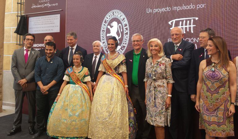 De izquierda a derecha, Jose María Chiquillo (UNESCO), el Primer Teniente de Alcalde Joan Calabuig, el Conseller Vicent Marzà, el presidente del Gremio Vicente Genovés  las Falleras Mayores de Valencia, el alcalde Ribó, Hortensia Herrero y Juan Roig y el 