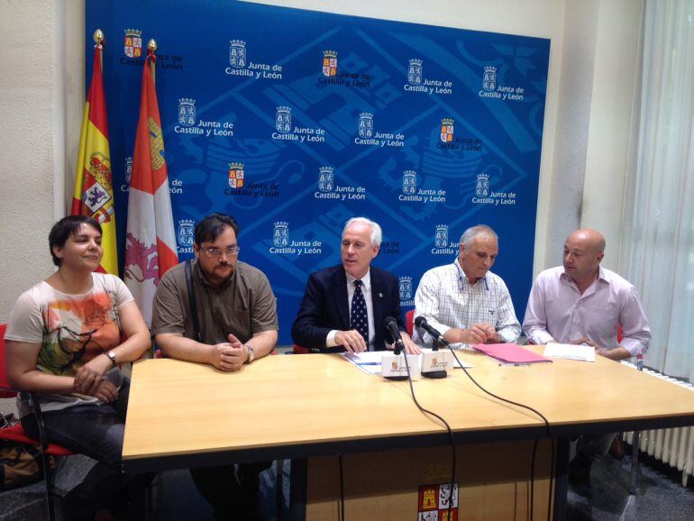 Directores de trabajo de las excavaciones junto al Delegado y el Jefe de Cultura de la Junta