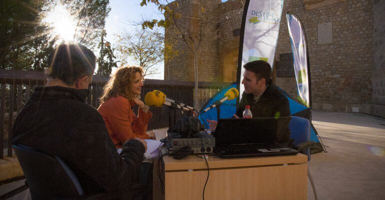 César García entrevista a Mercedes Gómez, responsable del Castillo de Segura de la Sierra, en presencia de Manuel Robles, primer teniente de alcalde.