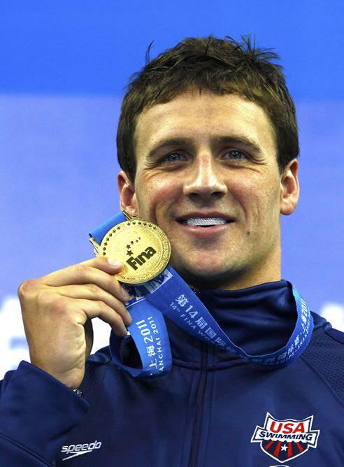 El nadador estadounidense durante la ceremonia de entrega de medallas en el mundial de Shanghái.