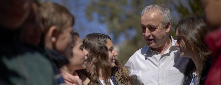 Pedro Puig entre varios niños.