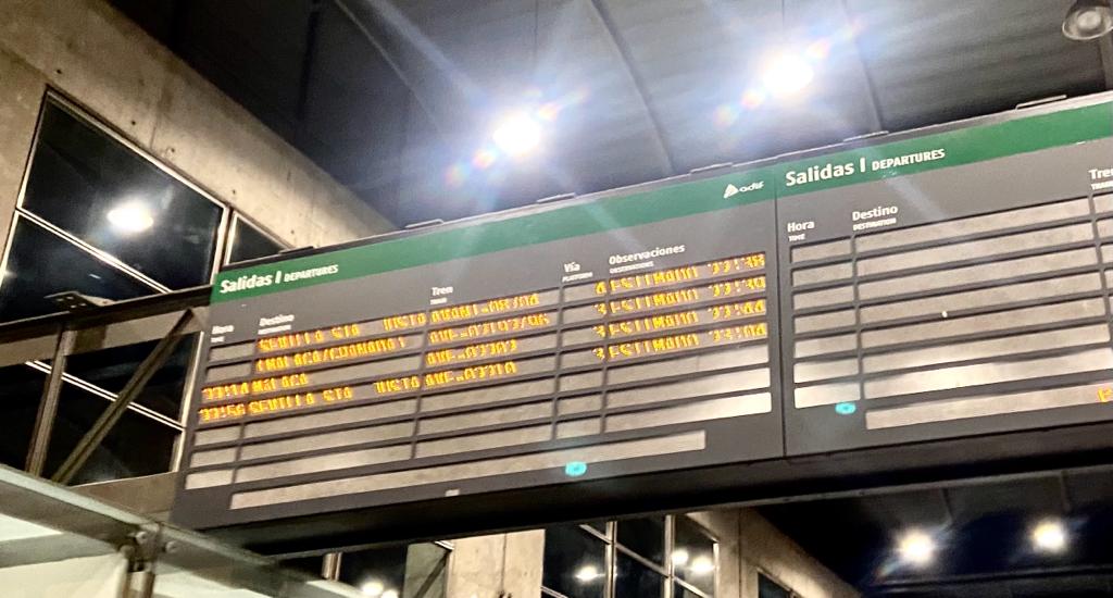 En el panel horario de Adif en la estación de Córdoba se ha estimado el retraso de cada tren