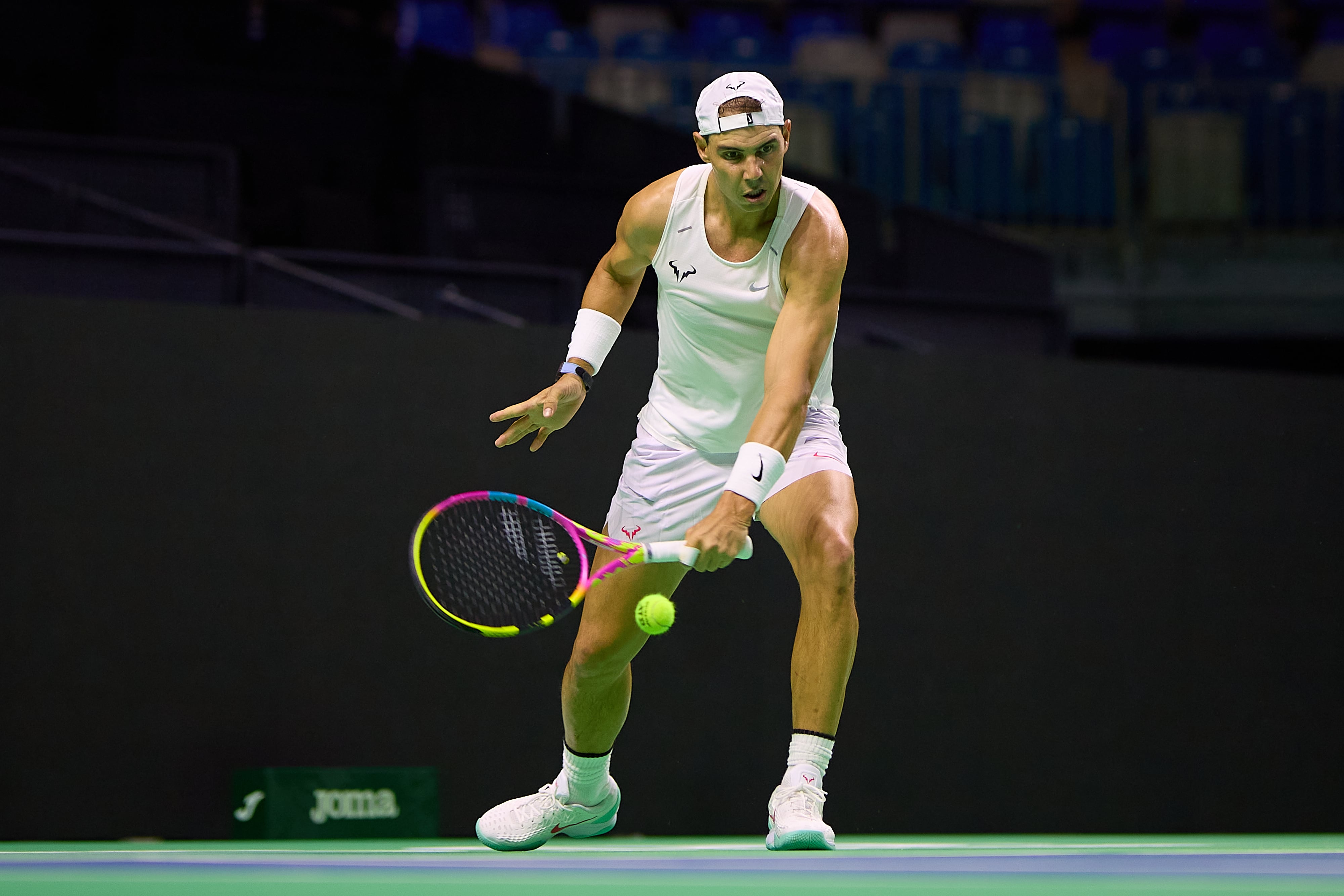 Rafa Nadal entrena sobre la pista del Martín Carpena de Málaga