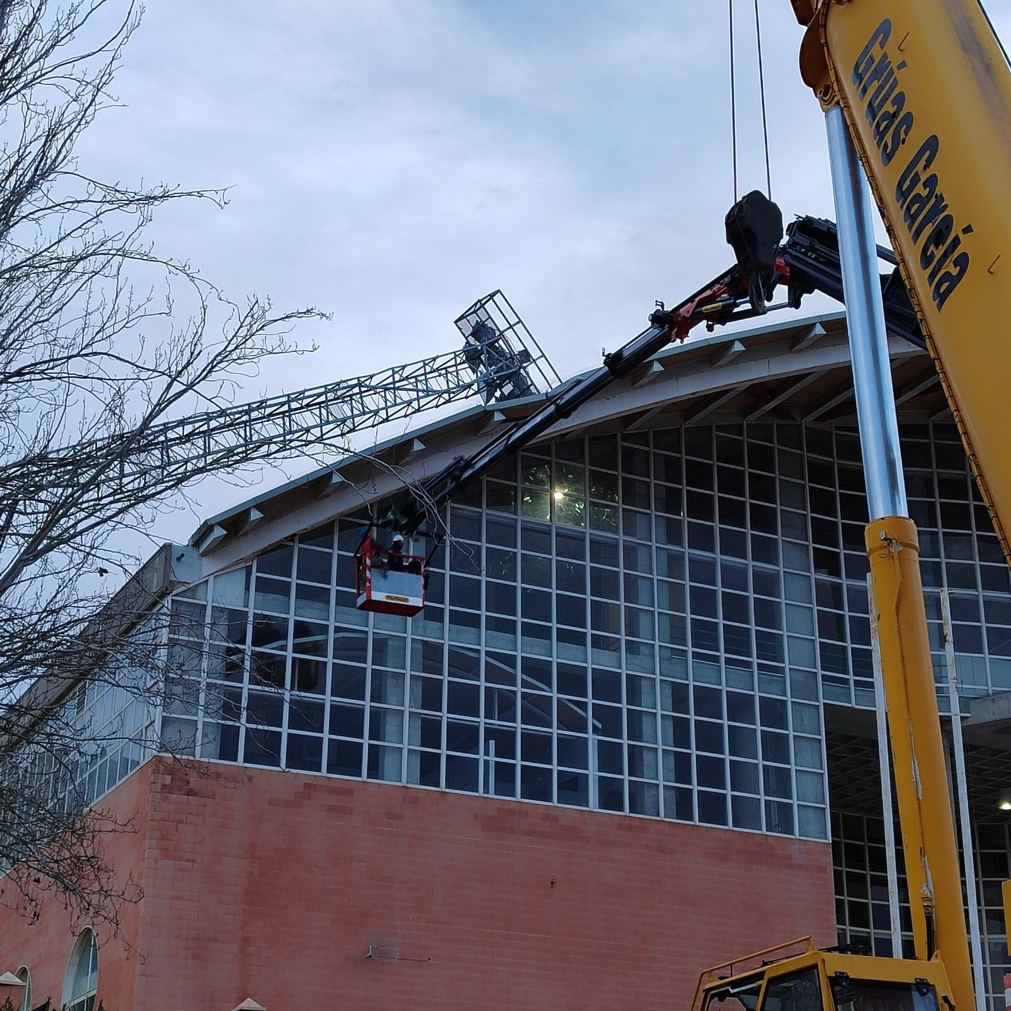 Trabajos de reparación de los daños en el polideportivo