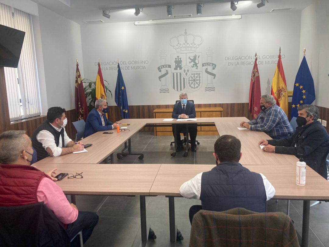 Organizaciones agrarias y empresas exportadores le han pedido al delegado del Gobierno en Murcia la reapertura del puerto al tráfico de ganado vivo 