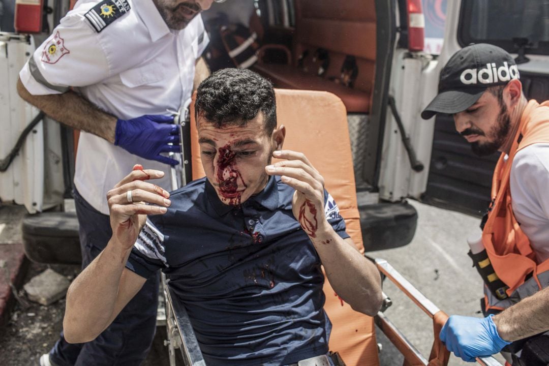 Sanitarios palestinos atienden a un manifestante herido en la Mezquita de Al Aqsa, en la parte vieja de Jerusalén.