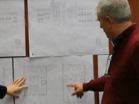 La alcaldesa y el concejal de Urbanismo de Aranda revisan algunos de los documentos del PGOU durante su exposición pública