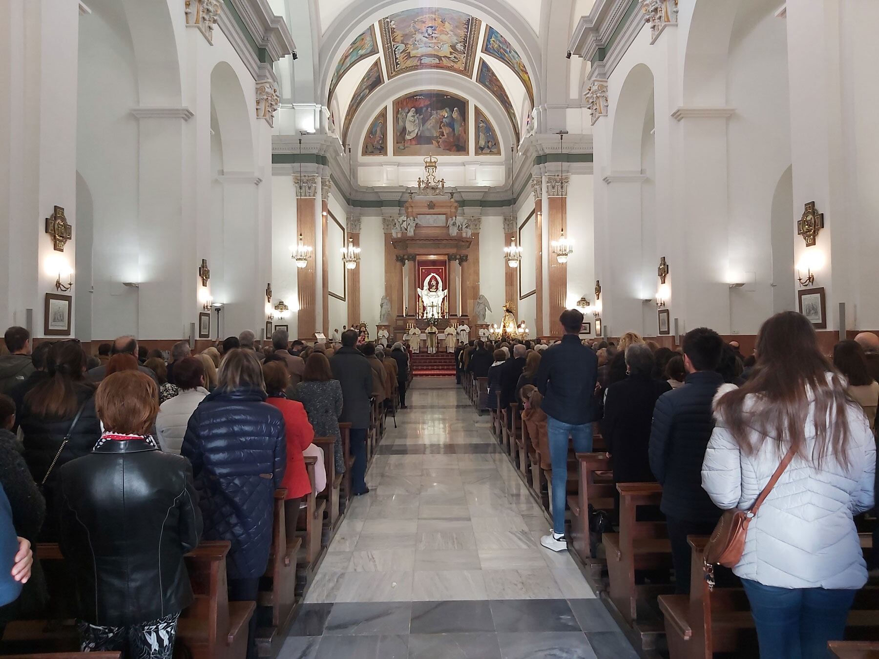 La iglesia de Santa María se ha llenado por completo para la misa de despedida de la Virgen de los Desamparados