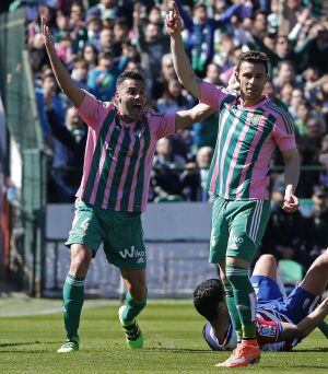 Los jugadores del Real Betis, Bruno González (i) y Rubén Castro (c), protestan una falta del Granada durante el partido de la vigésimo octava jornada de liga