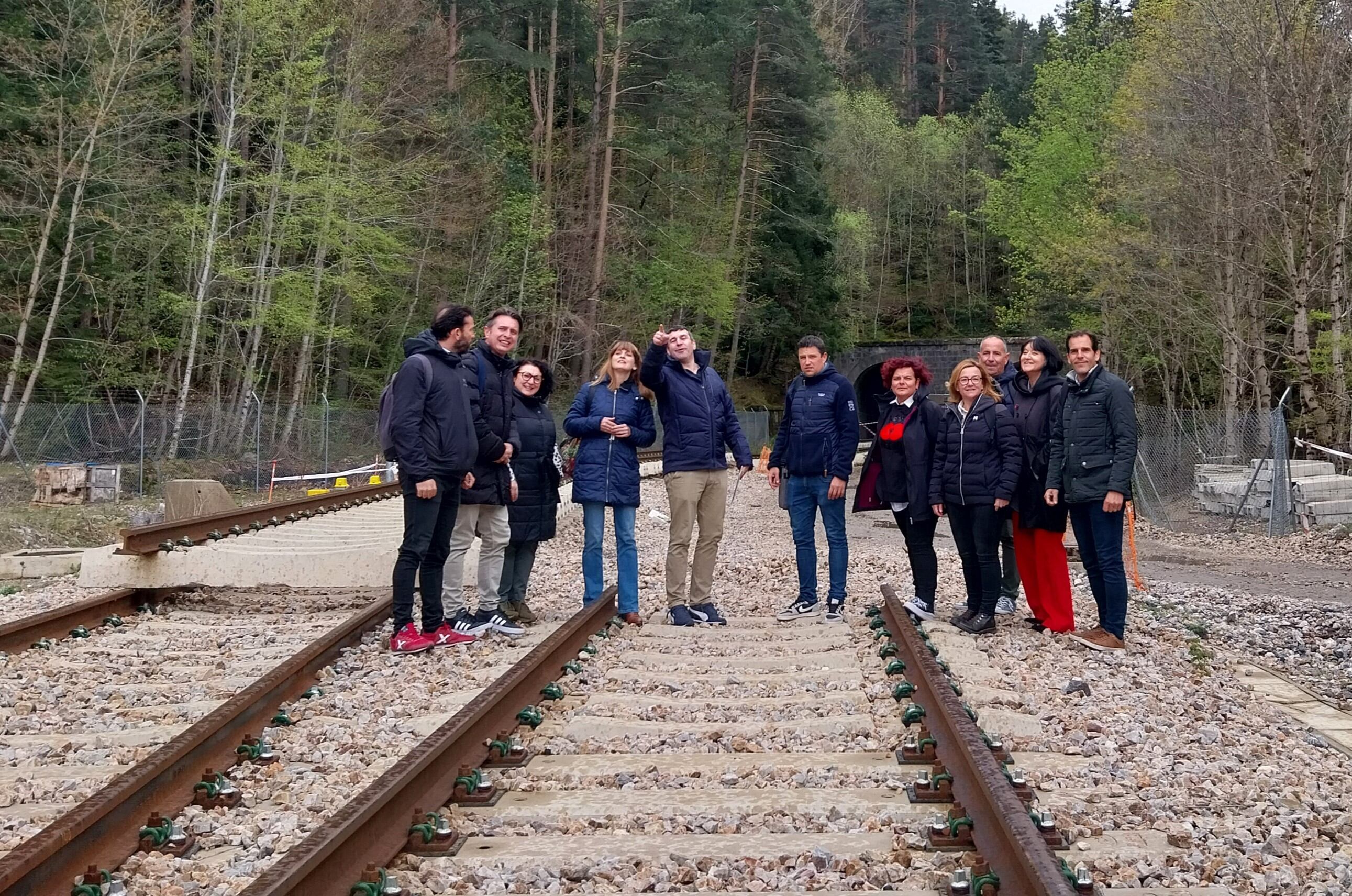 Miembros del PSOE en la DPH en la estación de Canfranc