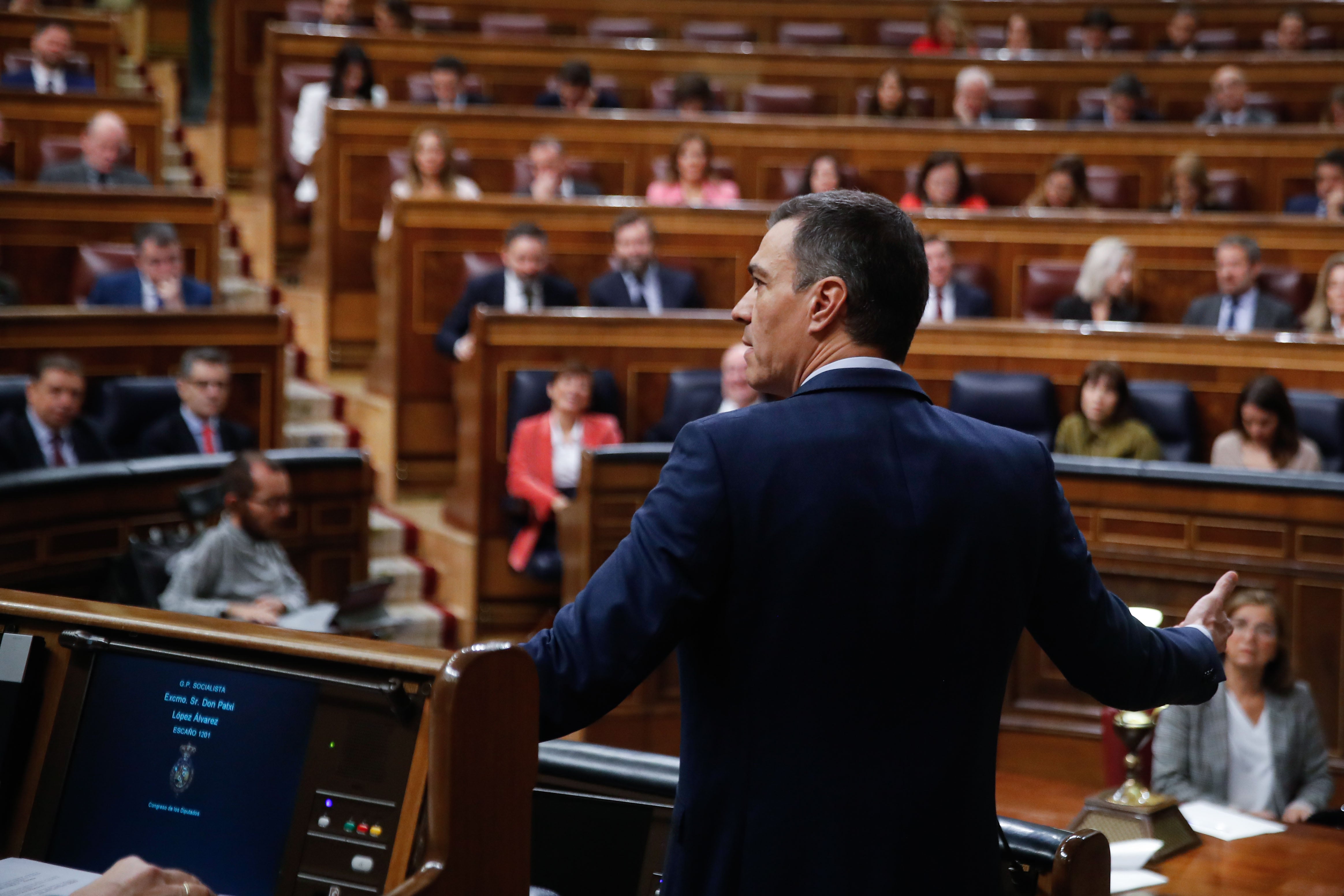 El presidente del Gobierno, Pedro Sánchez (de espaldas), interviene durante una sesión de control en el Congreso de los Diputados.