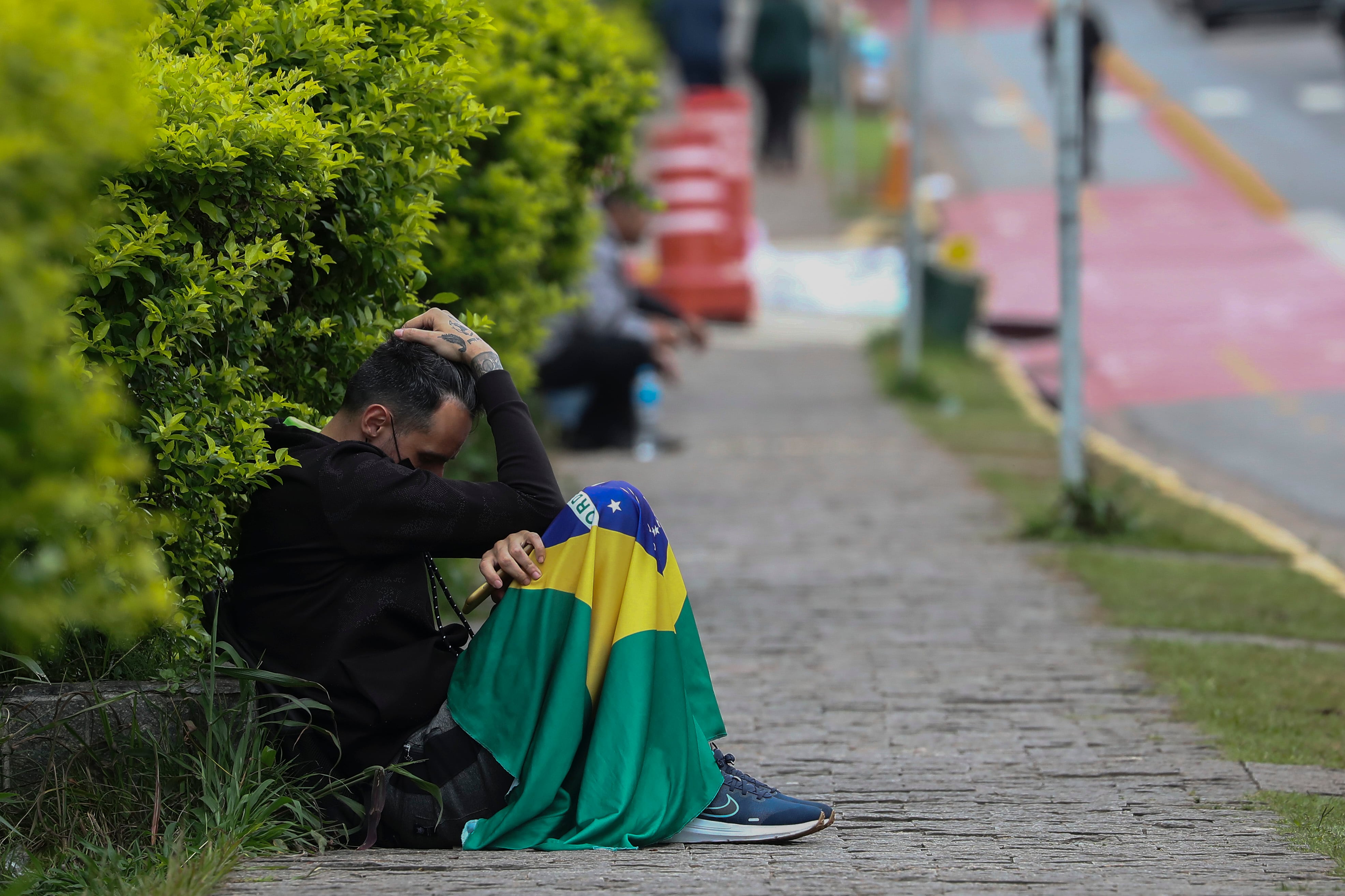 Un seguidor de expresidente Jair Bolsonaro sale este lunes de uno de los campamentos desmontados por las autoridades brasileñas y situado frente al Cuartel General del Ejército, en Sao Paulo (Brasil).