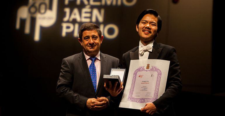 El coreano Honggi Kim recoge el primer premio de manos del presidente de la Diputación de Jaén, Francisco Reyes.