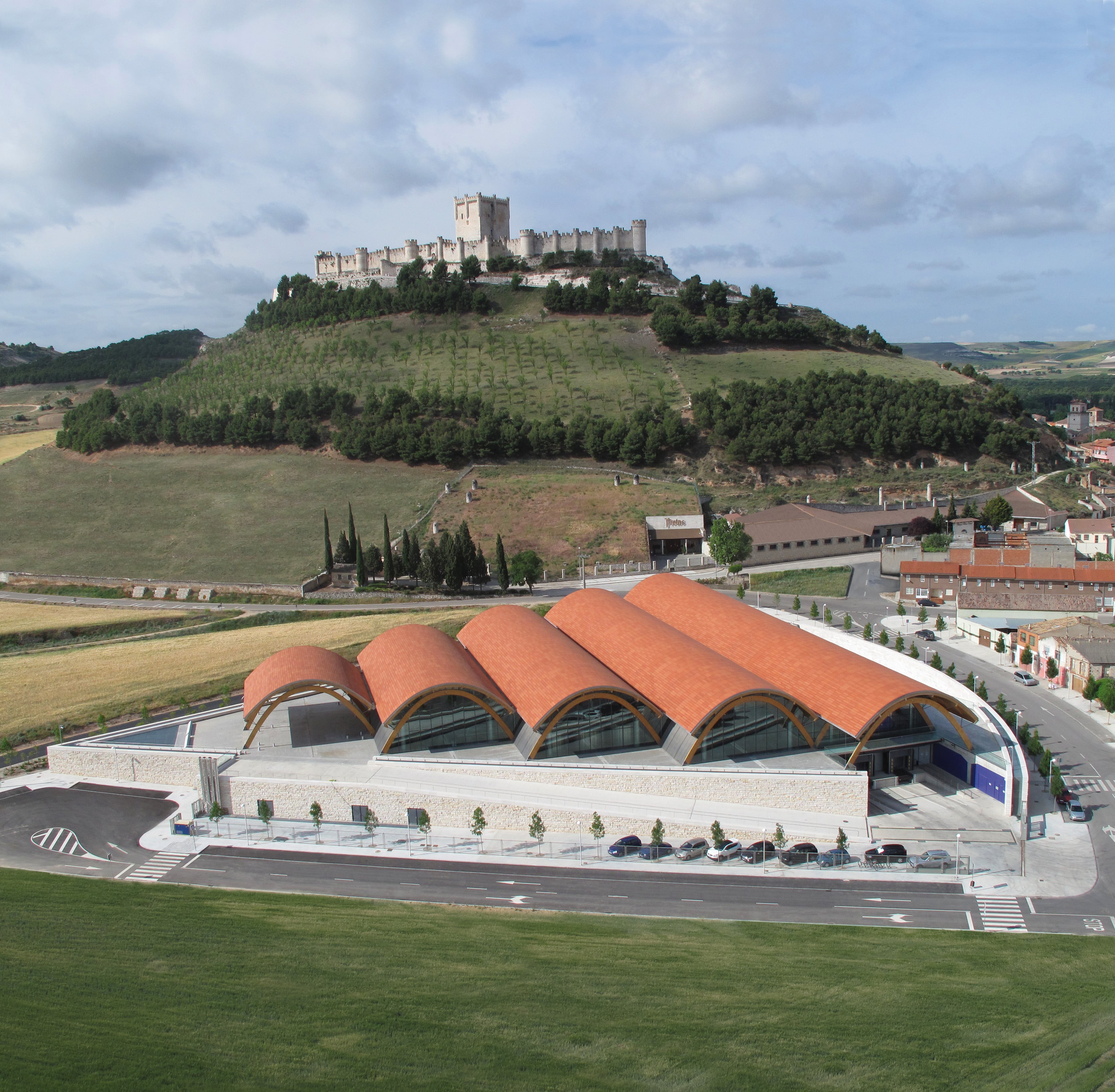 El edificio de Protos diseñado por Ricahrd Rogers, bajo el Castillo de Peñafiel.