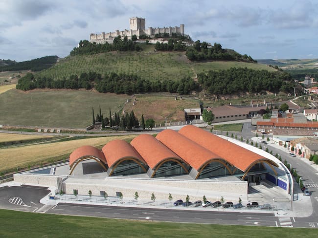 El edificio de Protos diseñado por Ricahrd Rogers, bajo el Castillo de Peñafiel.