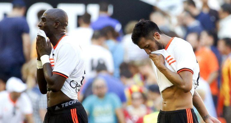 Garay y Mangala se retiran cabizbajos