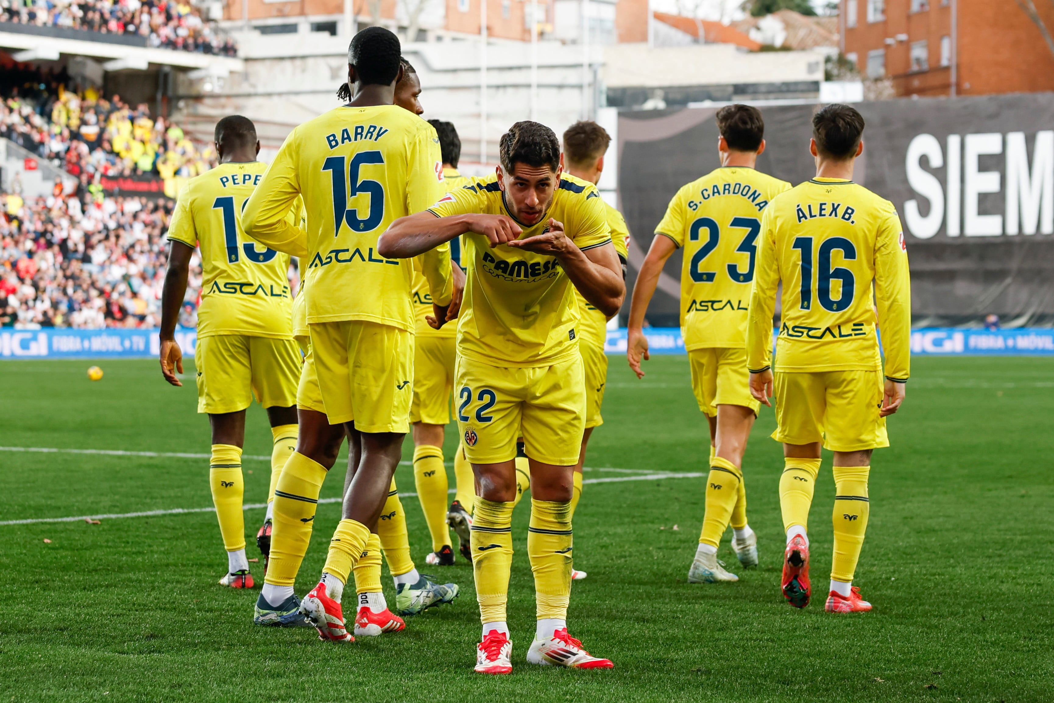 MADRID , 22/02/2025.- El delantero del Villarreal Ayoze Pérez (c) celebra el primer gol de su equipo en el partido de LaLiga ante el Rayo que se disputa este sábado en el estadio de Vallecas. EFE/ Kiko Huesca
