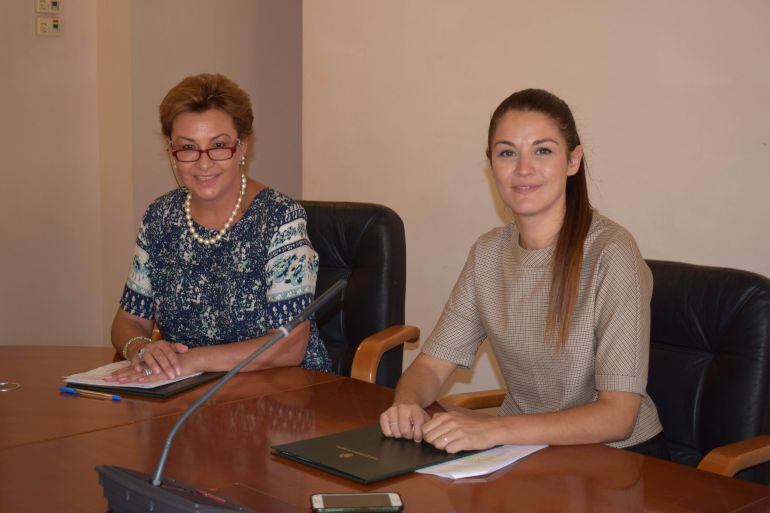 La vicerrectora de Relaciones Institucionales de la Universidad Miguel Hernández, María Teresa Pérez Vázquez, y la concejala de Relaciones Institucionales, Mireia Mollà