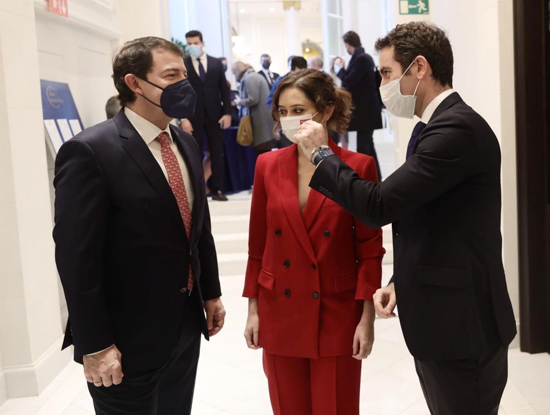 El presidente de Castilla y León, Alfonso Fernández Mañueco; la presidenta de la Comunidad de Madrid, Isabel Díaz Ayuso; y el secretario general del PP, Teodoro García Egea, a su llegada a un desayuno informativo del Fórum Europa