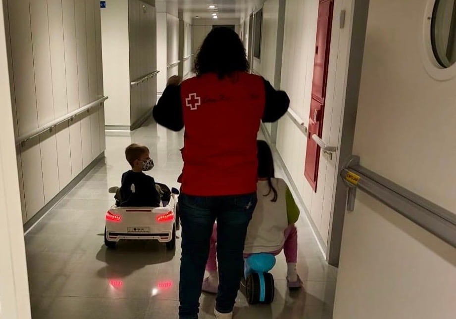 El servicio ofrece actividades y respiro familiar para niños hospitalizados en Cuenca.