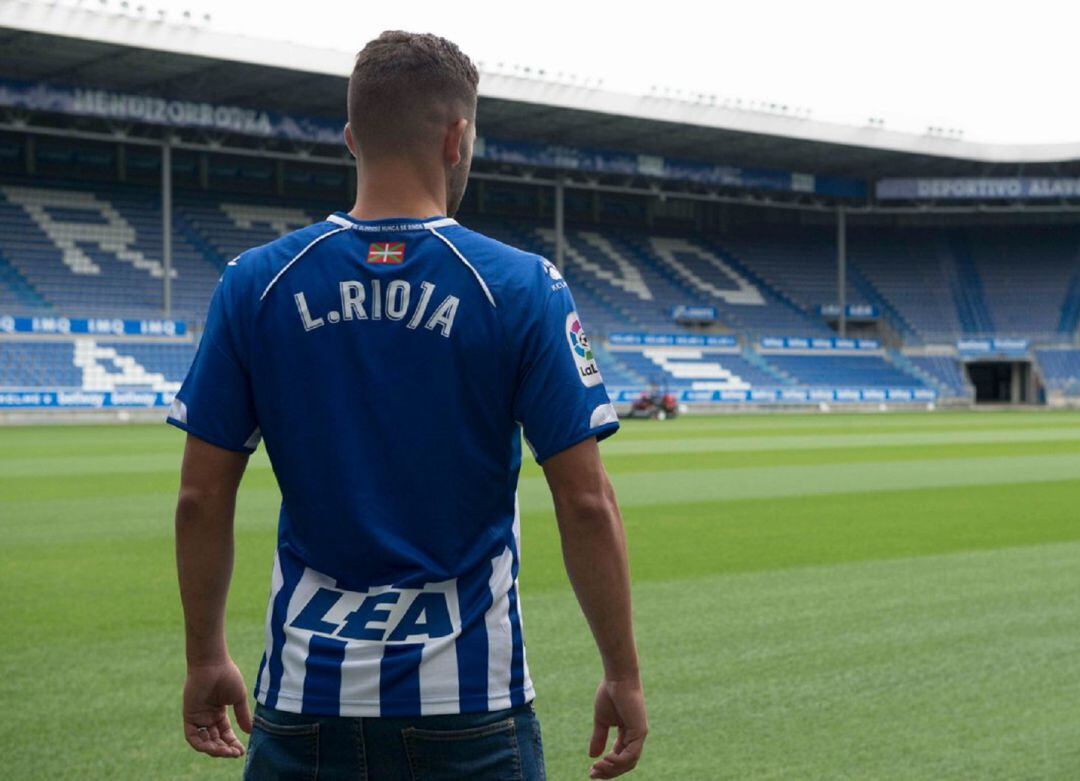 Luis Rioja en el césped de Mendizorroza.