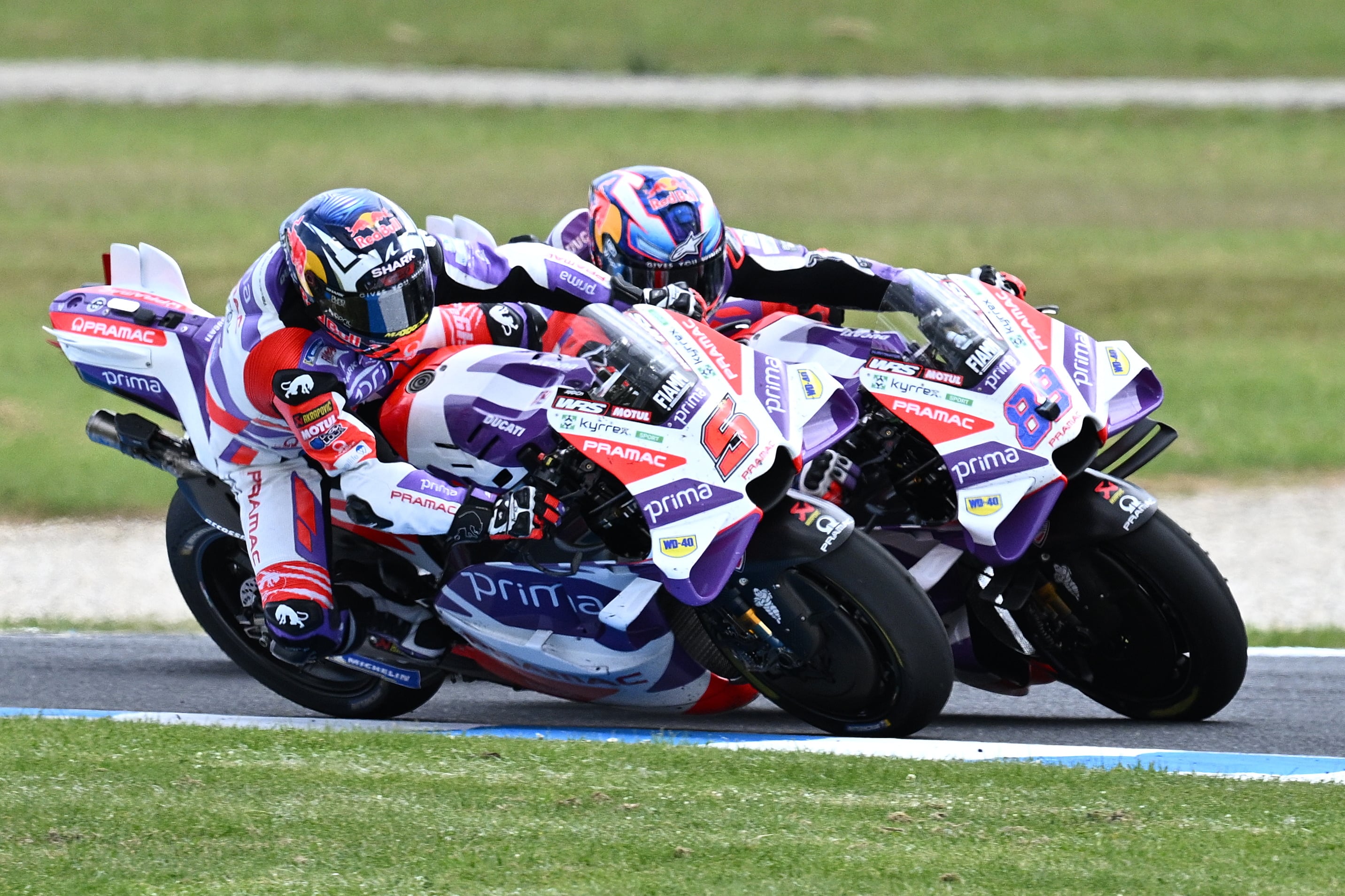 Johann Zarco, del Prima Pramac Racing, adelanta a su compañero, el español Jorge Martin, en la última vuelta del GP de Austrlia. EFE/EPA/JOEL CARRETT AUSTRALIA AND NEW ZEALAND OUT