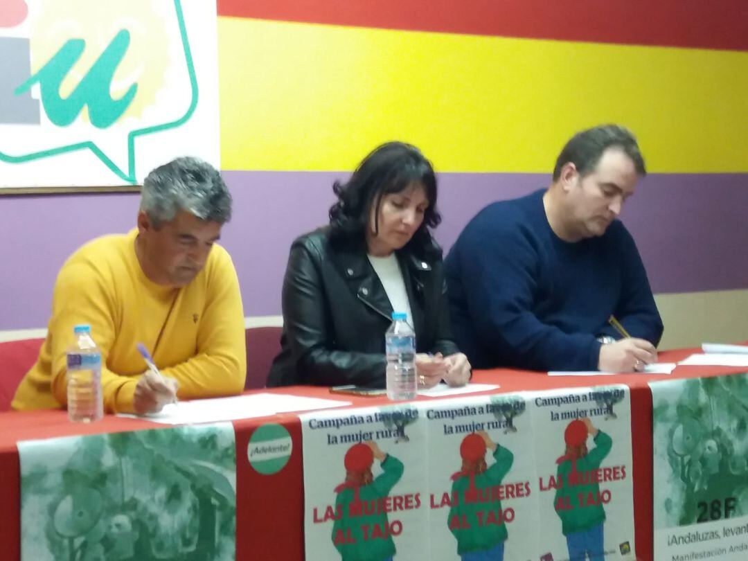 Juana, en el centro, en el acto de presentación