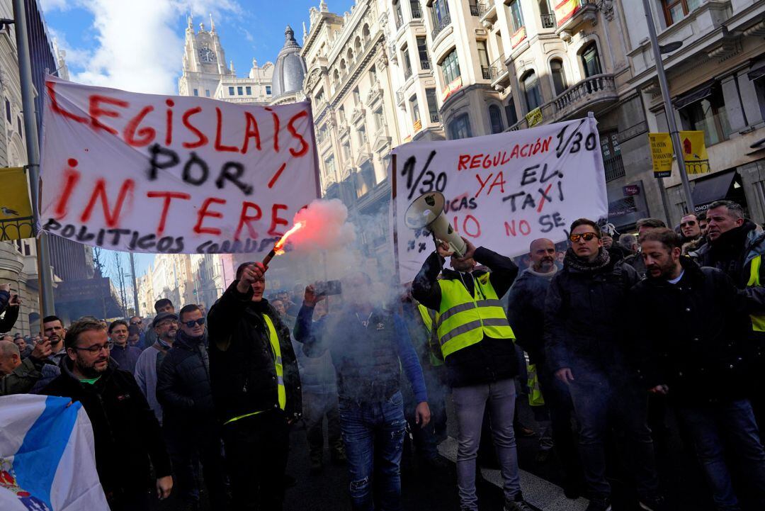 Protestas de taxistas en la Gran Vía de Madrid.