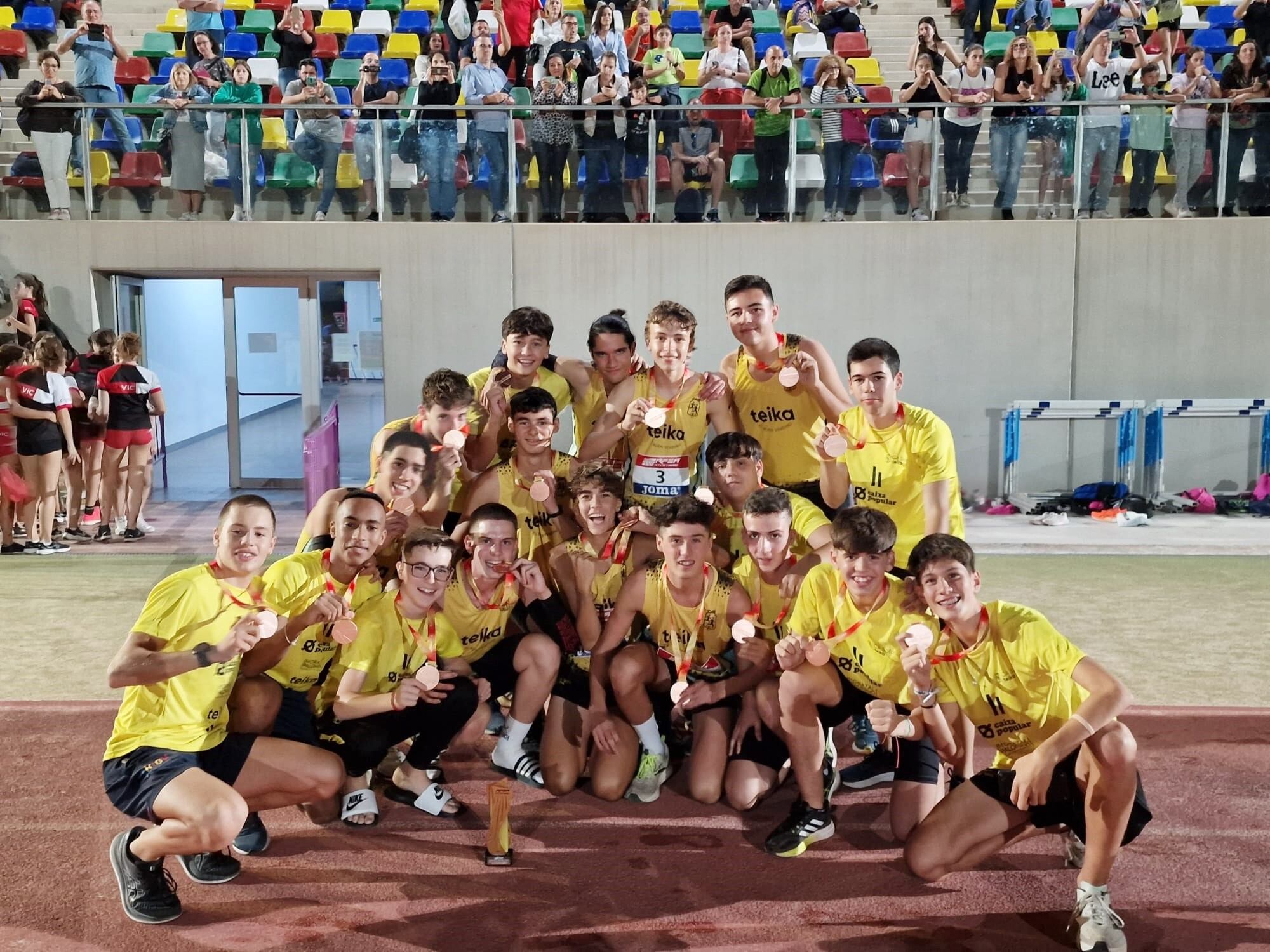 Los atletas celebran con la medalla el hito histórico