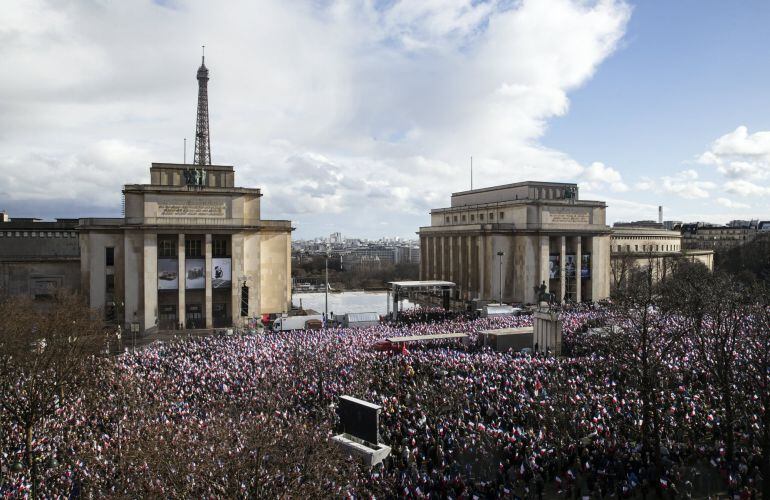 Fillon se disculpa ante los suyos: &quot;No debí ofrecer trabajar conmigo a mi mujer&quot;