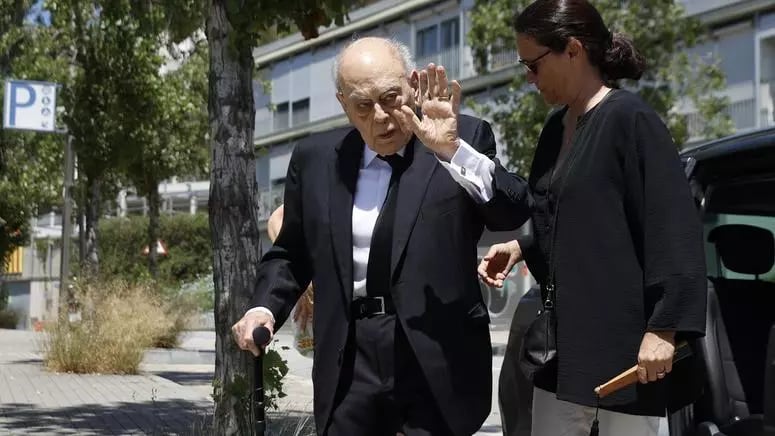 Jordi Pujol llega al tanatorio para el funeral de su esposa, Marta Ferrusola