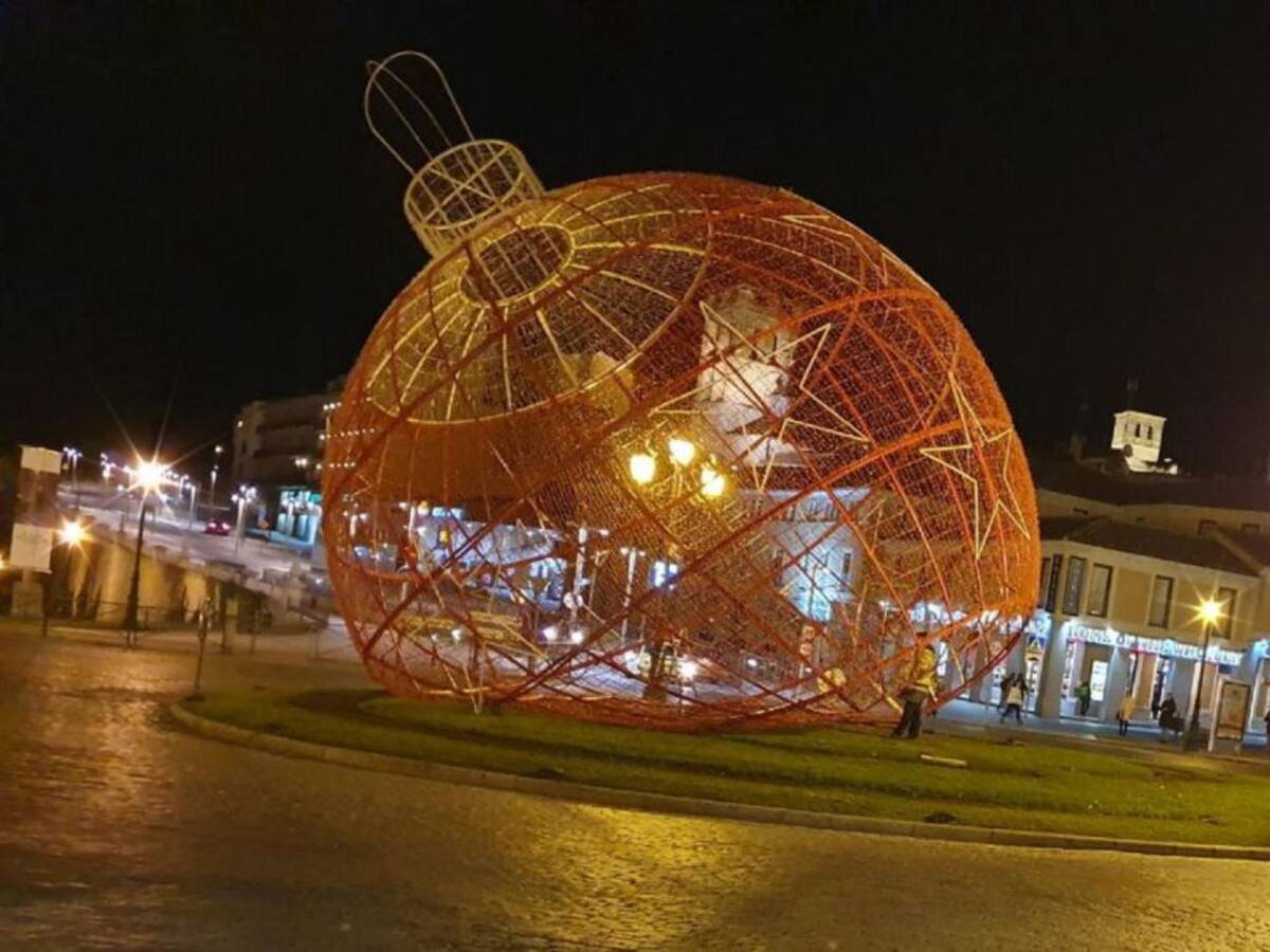 El viento desplaza la gran bola de navidad del Acueducto