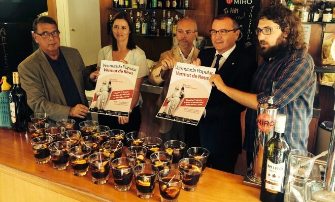 L'alcalde de Reus, Carles Pellicer, amb els participants de la Vermutada Popular de festa major.