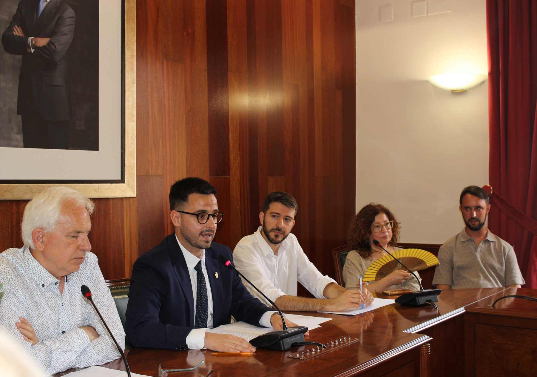 Paco Payá, Rubén Muñoz, Jordi Pla, Marcela Richart y Javier Sansalvador, durante el cambio de alcaldía de Cocentaina del pasado sábado