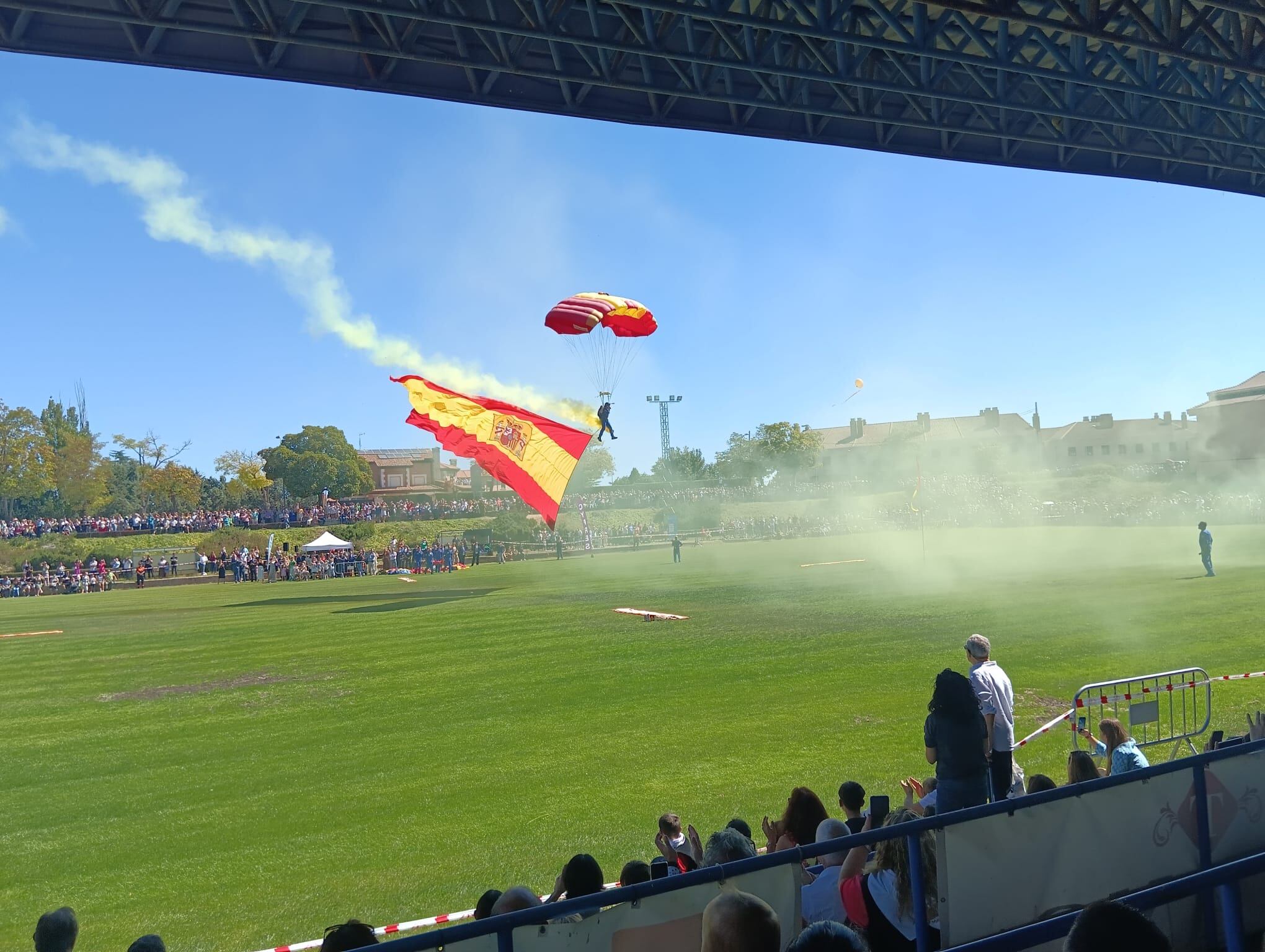 Saltos de la PAPEA del Ejército del Aire el Día de la Función en Aranda 2025