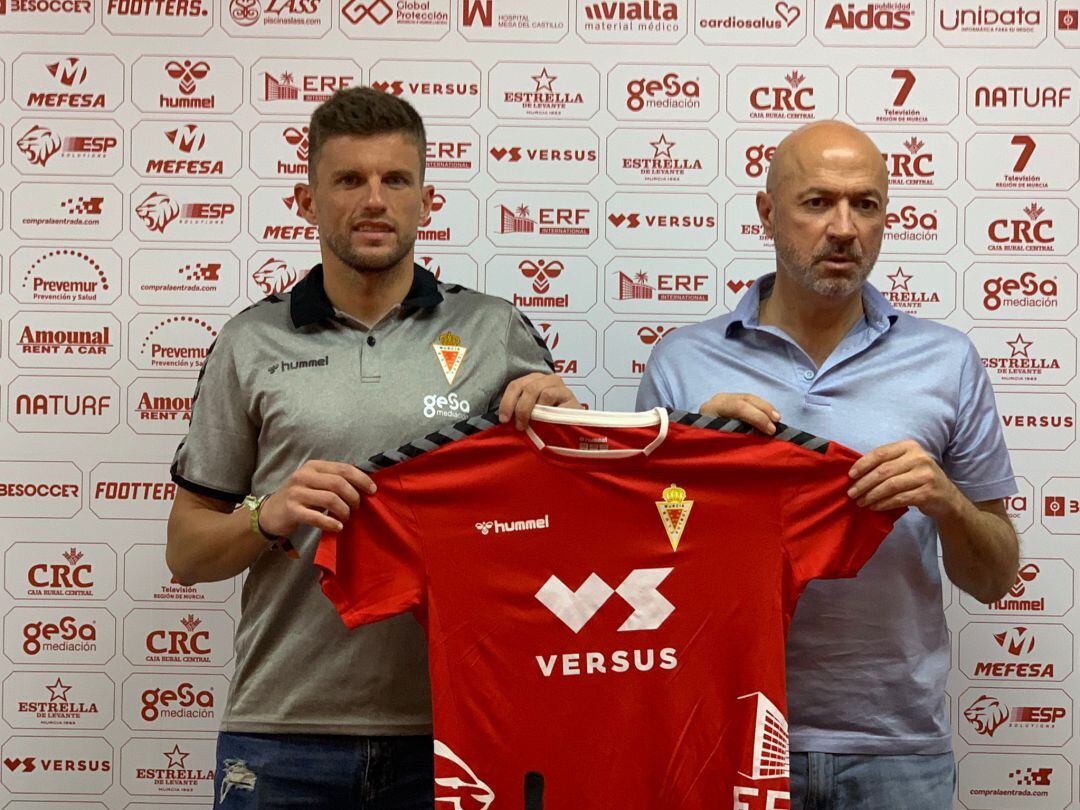 Andrés Carrasco y Manolo Molina en la presentación del delantero como nuevo jugador del Real Murcia