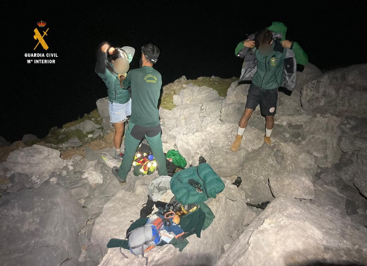 Rescate de la Guardia Civil a dos montañeros extraviados en la Brecha Rolando