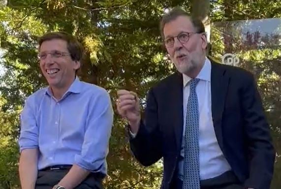 El alcalde de Madrid, José Luis Martínez-Almeida, y el expresidente del Gobierno Mariano Rajoy en un acto de partido en Madrid.