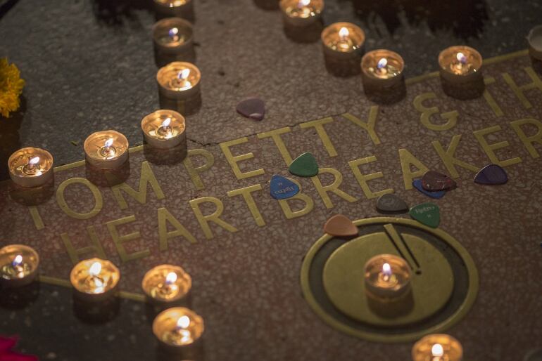 Velas encendidas sobre la estrella de Tom Petty en el Paseo de la Fama