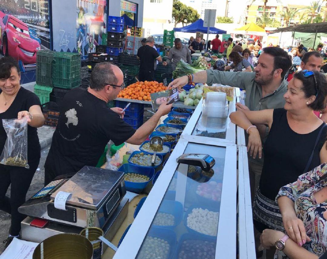Pablo Ruz saluda a un placero en una visita a una pedanía