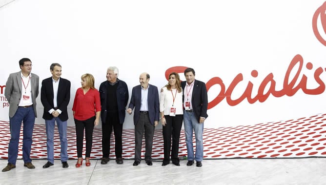 El líder del PSOE, Alfredo Pérez Rubalcaba, los expresidentes del Gobierno y exsecretarios generales del PSOE, Felipe González y José Luis Rodríguez Zapatero, la vicesecretaria general del partido, Elena Valenciano, la presidenta de la Junta de Andalucía,