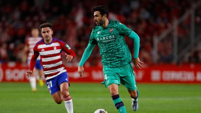 Iborra, of Levante UD and Melendo, of Granada CF  during the La Liga Smartbank match between Granada CF and Levante at Nuevo Los Carmenes Stadium on November 3, 2022 in Granada, Spain.  (Photo by ?lex C?mara/NurPhoto via Getty Images)