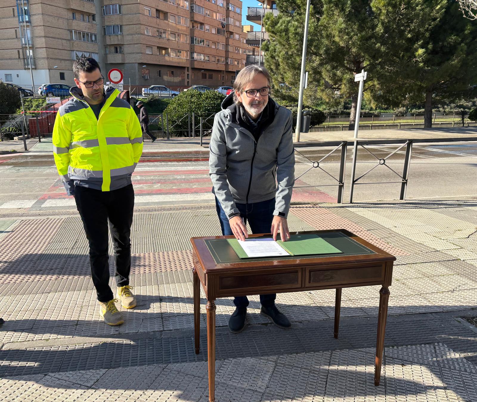 Iván Rodríguez, concejal de urbanismo, firmando el acta de replanteo, junto a Juan Carlos Delgado, responsable de la empresa Altius