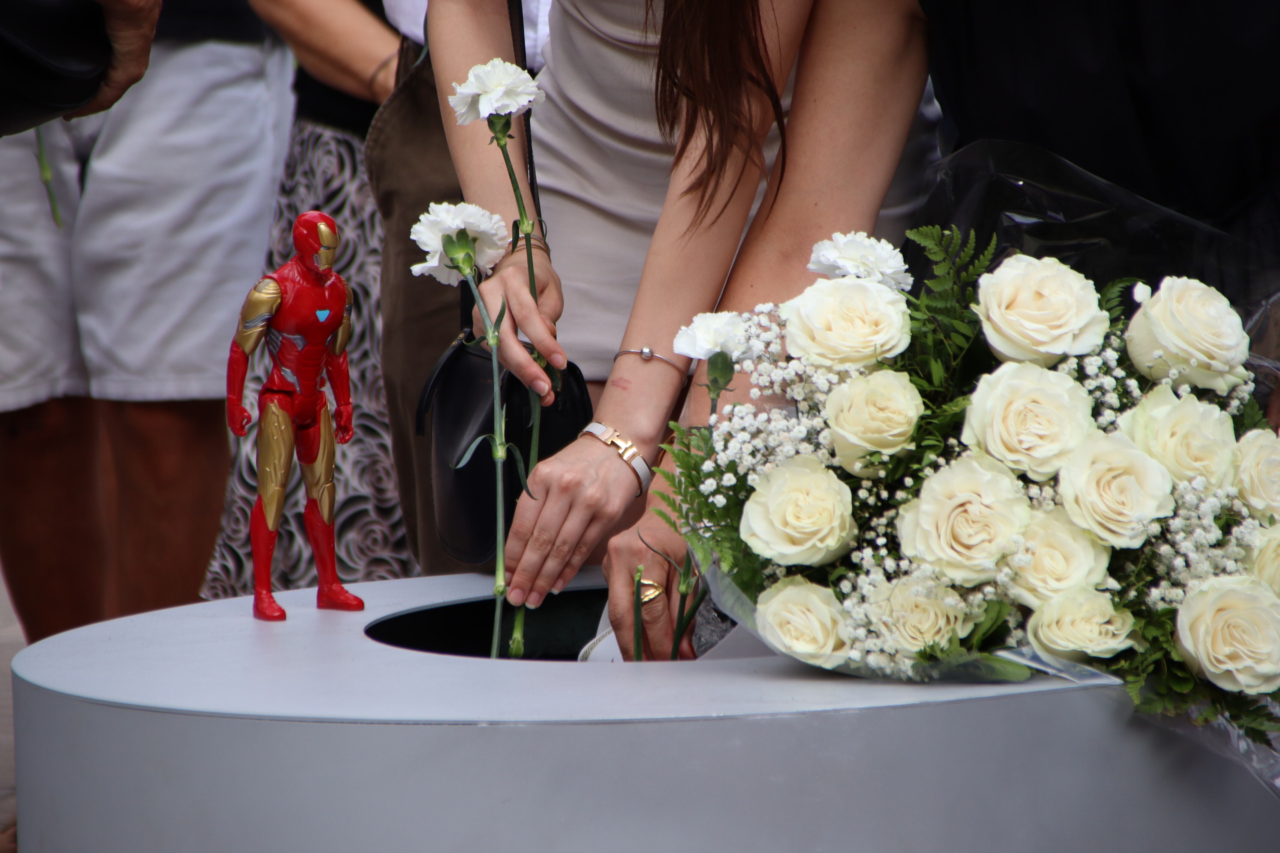 Roses i clavells blancs juntament amb una figura infantil recorden les víctimes del 17-A.
