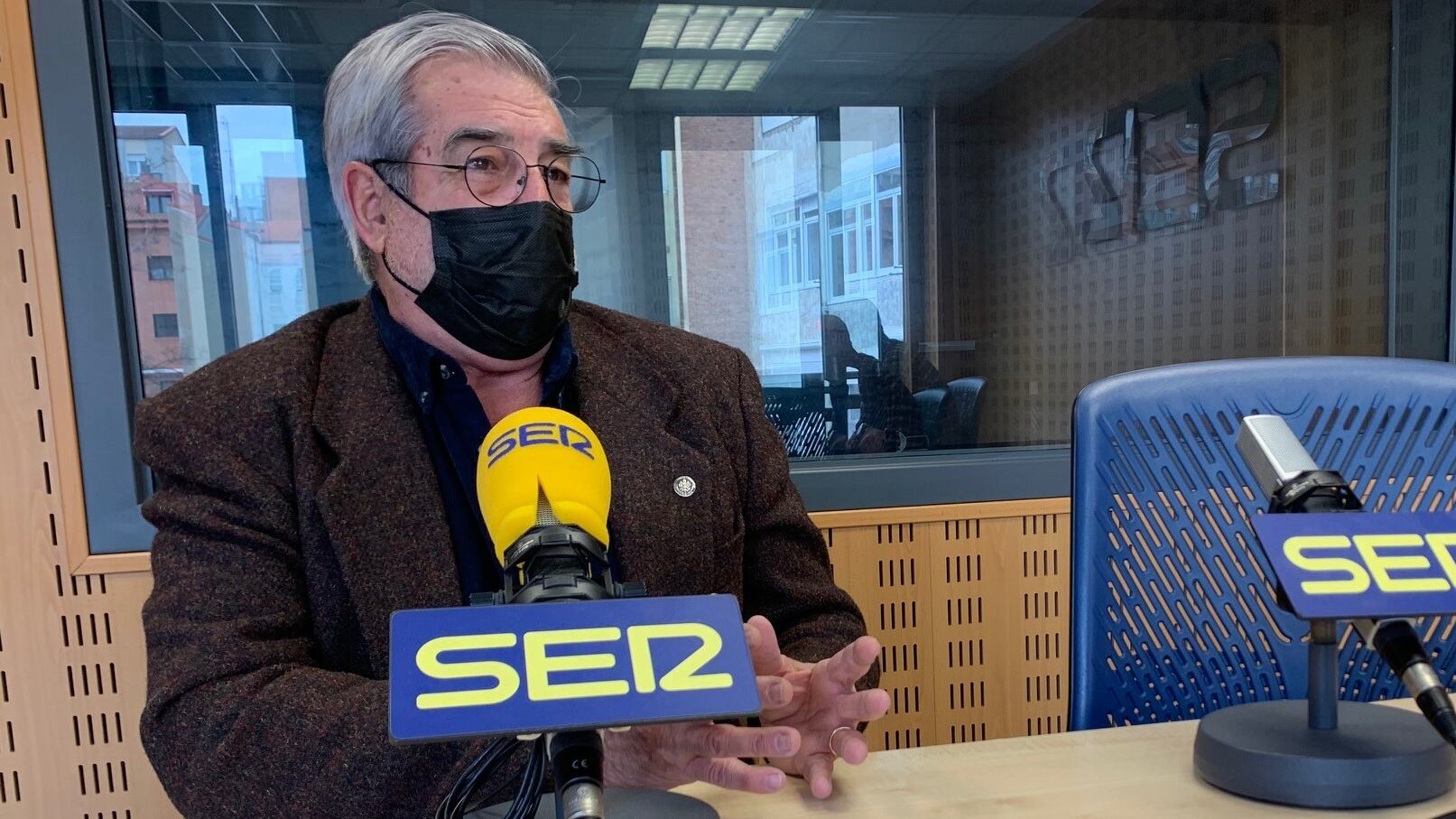 El doctor Raúl Ortiz de Lejarazu, en los estudios de Radio Valladolid